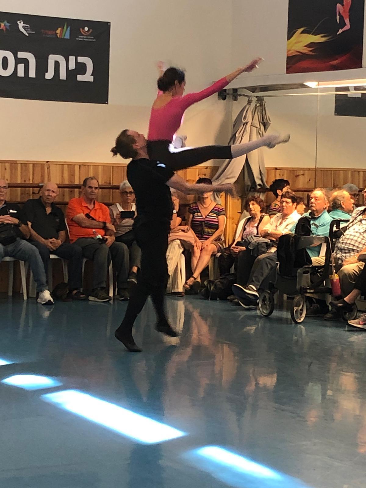 מאסטרו פאנוב מארח 