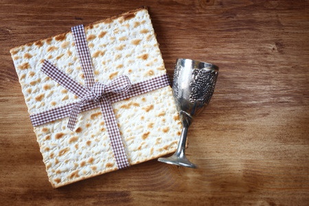 פסח בחצר חוגגים פסח קהילתי משפחתי